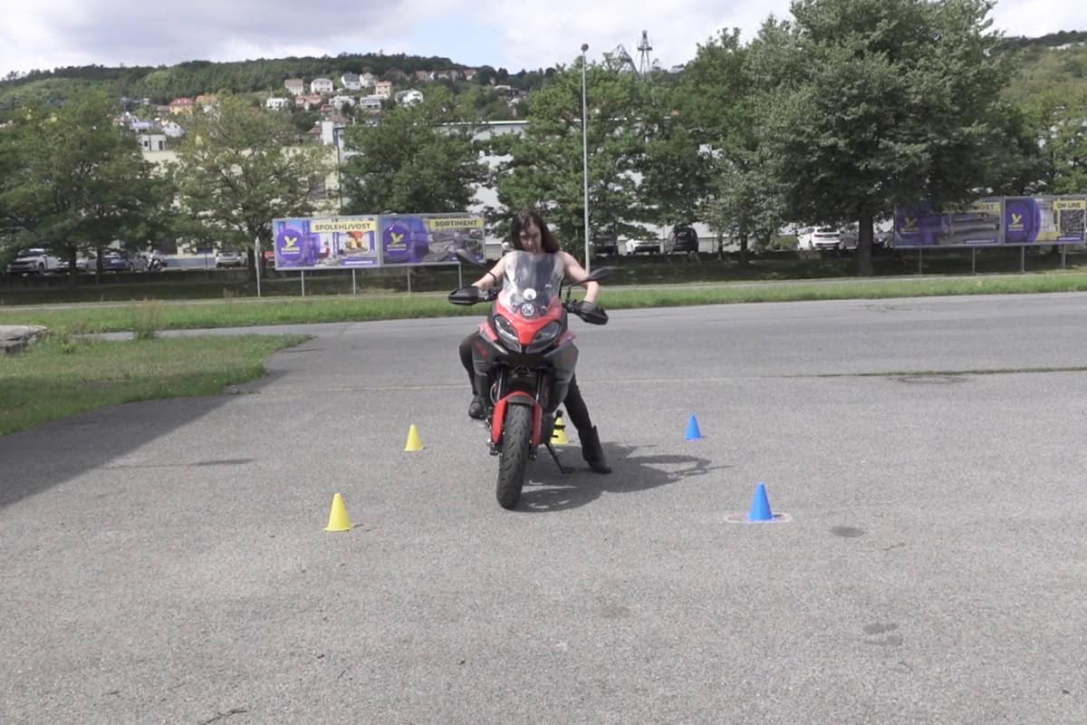 Jak jezdit na motorce, ze které nedosáhnu?